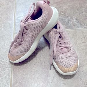 Girls under armour tennis shoes